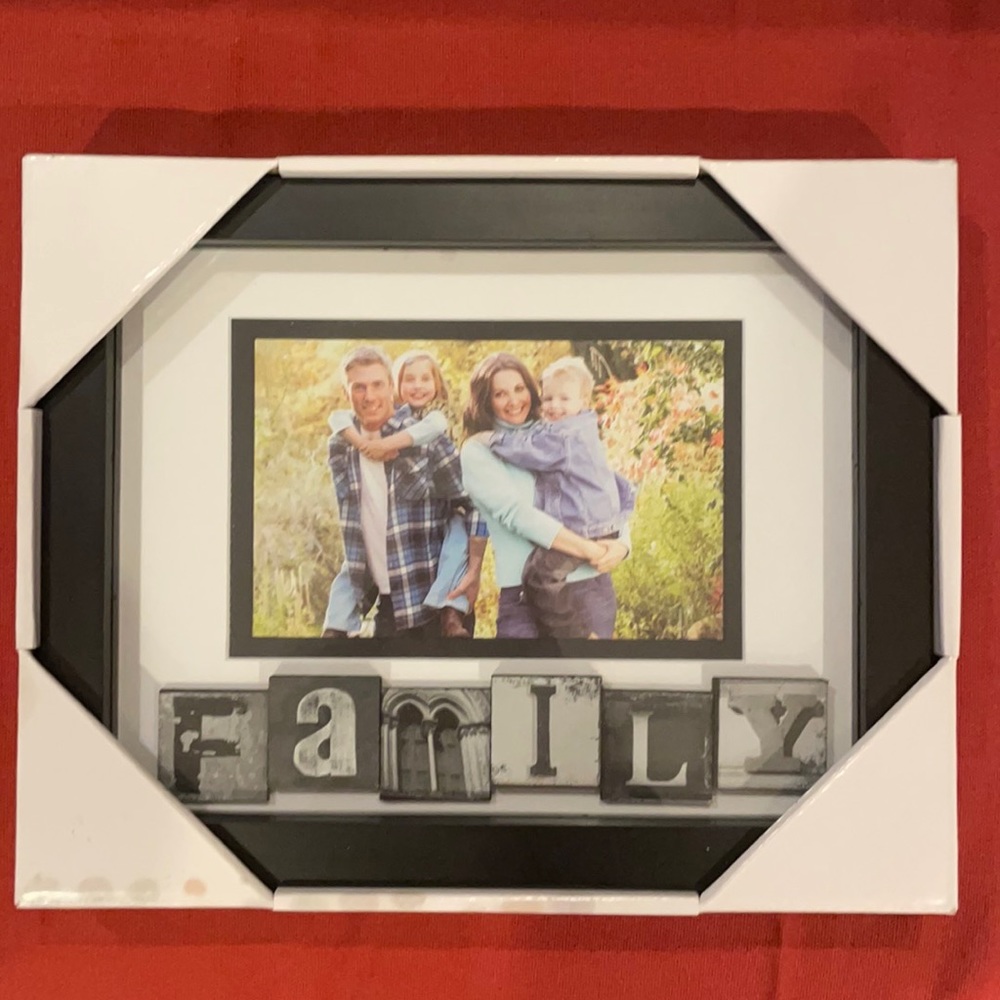 NIB Family frame for 4”x6” photos.  Perfect gift!